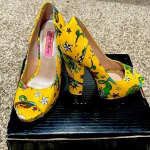 Betsey Johnson yellow tattoo print betyy pumps, peep toe size 6 1/2